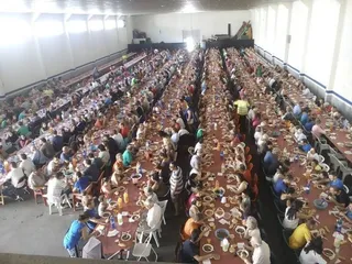 Multitudinaria caldereta para más de mil vecinos en la fiesta del fin de verano