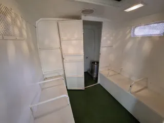 Interior de uno de los furgones de la Guardia Civil que trasladan presos y detenidos sin cinturones de seguridad | AUGC