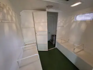 Interior de uno de los furgones de la Guardia Civil que trasladan presos y detenidos sin cinturones de seguridad | AUGC
