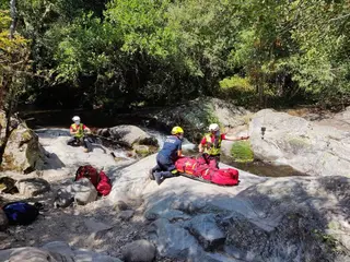 Bomberos de Béjar durante un rescate. ARCHIVO