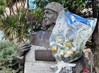 Flores en la estatua Carmen Martín Gaite. Foto @aytoSalamanca