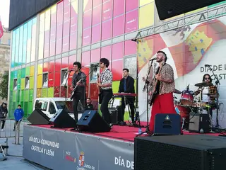 Carameloraro actuando en la plaza de la Concordia por el Día de la Comunidad