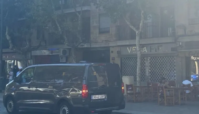 Furgoneta de La Dolorosa en la avenida de los Reyes de España
