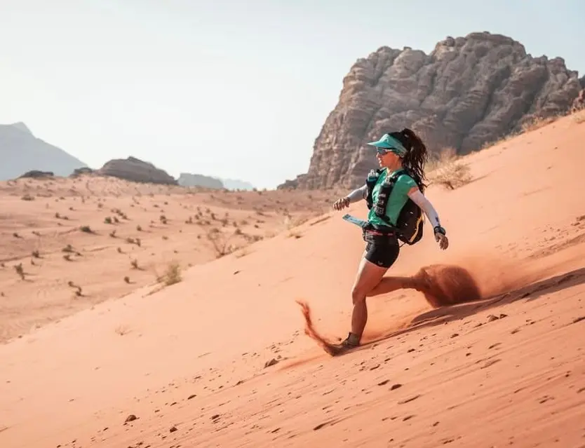 Maigua Ojeda corriendo a través de una duna