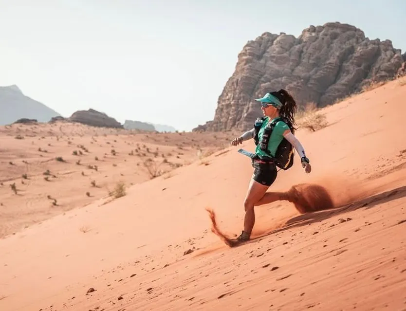 Maigua Ojeda corriendo a través de una duna