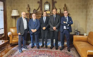 El rector de la Universidad de Salamanca se reúne con un grupo médicos especialistas en cáncer de mama