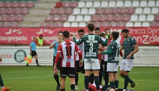 El árbitro expulsa a Iago Parga en el Ruta de la Plata | FOTO MANEL HERNÁNDEZ