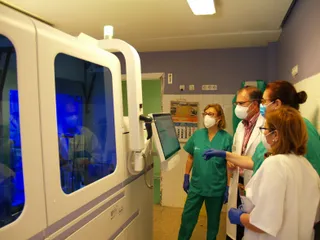 Máquina PCR recurso con profesionales y jefe II
