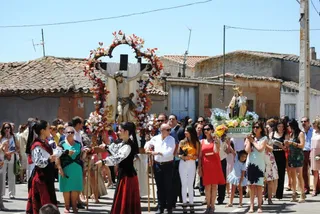 Procesión y vehículos clásicos centran la atención del domingo festivo en Villoruela
