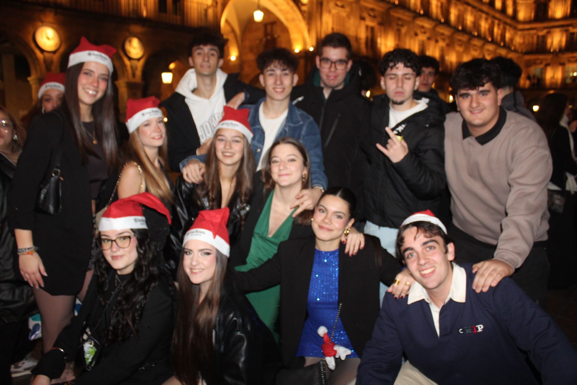Centenares de personas disfrutan de las campanadas y la fiesta del Fin de Año Universitario