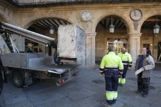 El Ayuntamiento cubre el medallón de Franco