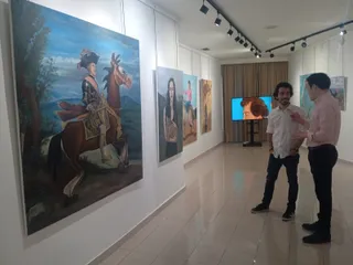 El artista Aarón Rueda y el concejal de Juventud, Pedro José Martínez