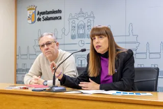 Imagen de los concejales socialistas Fidel Francés y María Sánchez en el Ayuntamiento de Salamanca. Foto Ayuntamiento de Salamanca