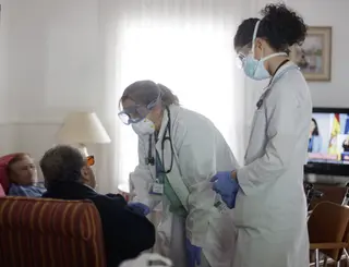 La médico residente Iranzu Sánchez (d) acude con una compañera a atender a domicilio a una anciana en Serranillos del Valle. Foto de archivo