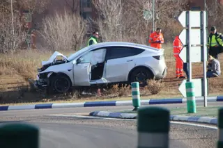 Un accidente entre un camión y un turismo se salda con un bebé y un adulto heridos