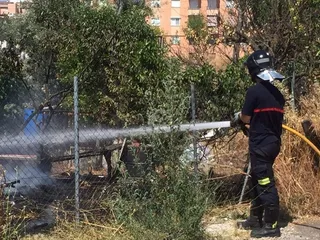 Incendio de maleza junto al Camino de las Aguas