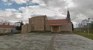 Ayuntamiento de Tabera de Abajo (izquierda) junto a la iglesia parroquial. Google Maps.