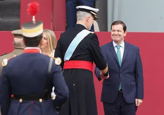 Acto solemne de homenaje a la bandera nacional y al desfile militar con ocasión del día de la Fiesta Nacional. | Juan Lázaro