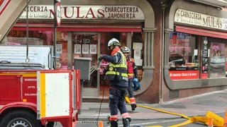 Rotura de una tubería en una carnicería moviliza a los bomberos en la avenida de Torres Villarroel