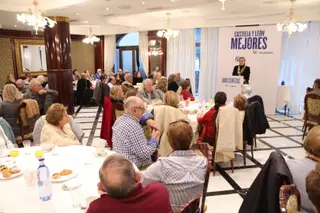 Isabel Blanco y García Carbayo participan en un encuentro con personas mayores de la ciudad