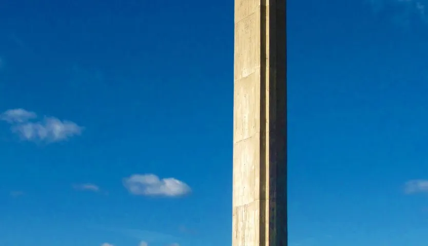 Obelisco a la libertad, escultura de Ángel Mateos, Villavieja de Yeltes