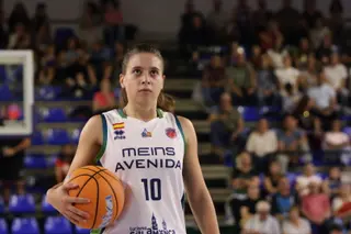 Inés Santibáñez se concentra para lanzar un tiro libre. 