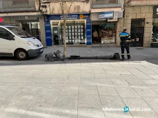 Nuevo derribo de una farola en una calle peatonal del centro