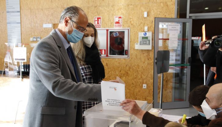 El cabeza de lista de Ciudadanos por Salamanca a las Cortes de Castilla y León, Luis Fuentes, ejerciendo su derecho al voto en Salamanca