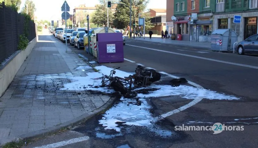 Una moto se incendia en la avenida Hilario Goyenechea. Foto Carlos H (1)