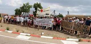 El Ayuntamiento planea declarar non gratas a dos detractores de la mina