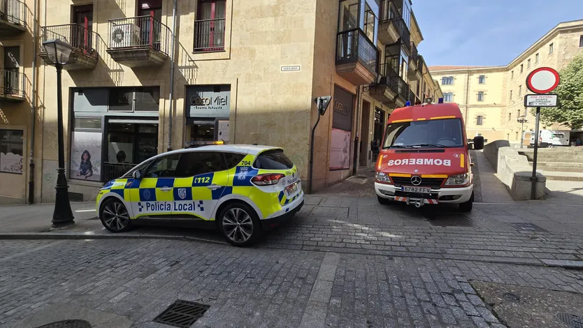 Los bomberos y la Policía Local de Salamanca en la actuación del derrumbe de un techo en la Cuesta de San Blas