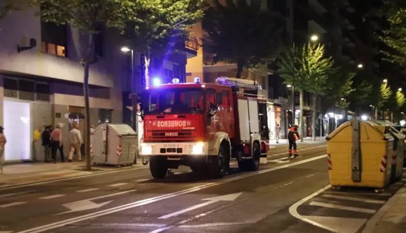 Dotación de bomberos presente en la calle María Auxiliadora por el vertido de gasoil | Salamanca 24 Horas