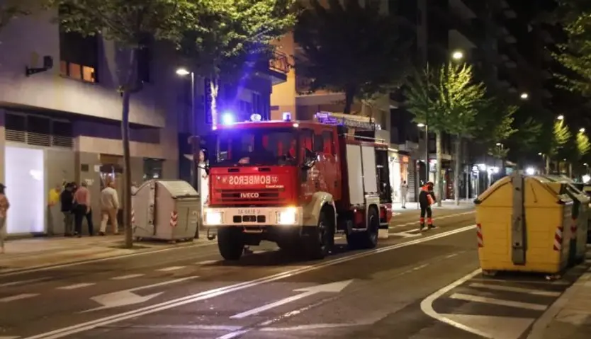 Dotación de bomberos presente en la calle María Auxiliadora por el vertido de gasoil | Salamanca 24 Horas