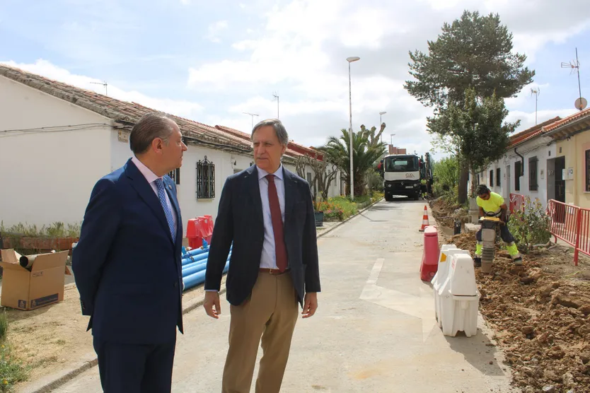 El alcalde de Salamanca, Carlos García Carbayo, y el concejal de Urbanismo, Fernando Carabias, visitan las obras de la segunda fase de urbanización del barrio de La Vega