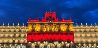 Fachada del Ayuntamiento de Salamanca con la bandera de España. Ayuntamiento de Salamanca