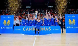 Silvia Dominguez posa con el trofeo de Liga | Foto: Perfumerías Avenida