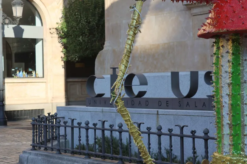 Aparece roto el bastón de uno de los soldaditos de la decoración navideña de Salamanca