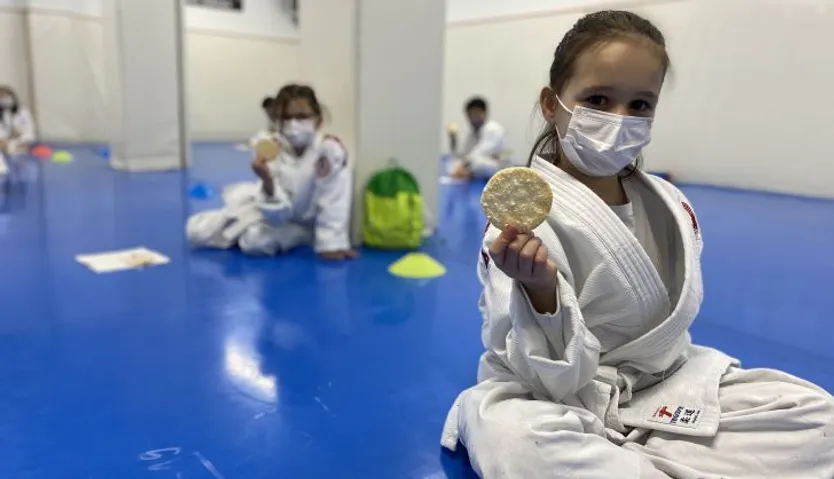Los jóvenes judokas posan con sus preseas.