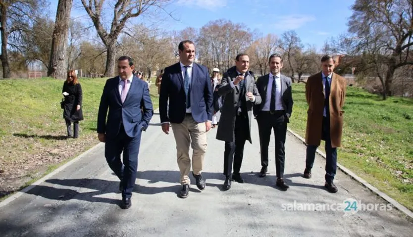 Borja Sémper, atiende a los medios de comunicación junto al secretario general del PP de Salamanca, David Mingo
