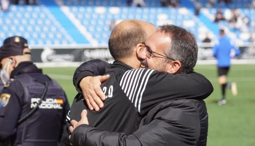 Gorka Etxeberria se abraza con Torrens | FOTO SALAMANCA24HORAS.COM