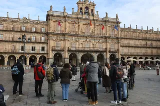 Turistas en la Plaza Mayor . Foto de archivo