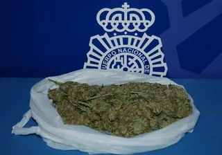 Sorprendido un joven con una mochila con 102 gramos de marihuana en cogollos