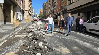 El alcalde de Salamanca, Carlos García Carbayo, visitas las obras de renovación de redes de abastecimiento de agua en el barrio Prosperidad