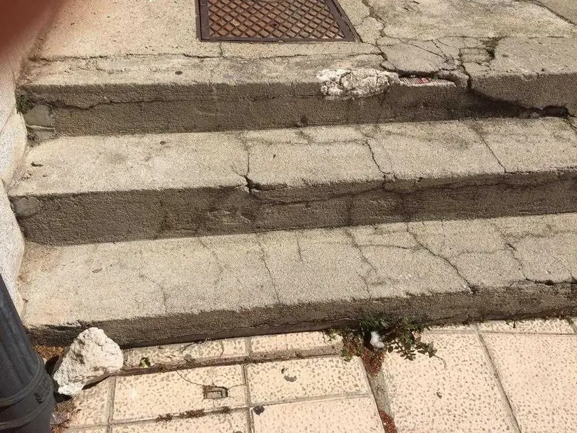 Situación en la que está el pavimento de la ribera del puente de Salamanca