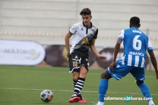 Lamadrid da un pase ante el Deportivo en el Reina Sofía.