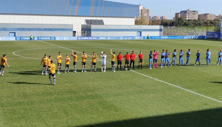Los jugadores aplauden a los aficionados