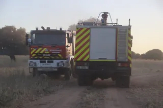 Bomberos actuando en un incendio de pasto en Torre de Moncantar. Fotos Andrea M (2)