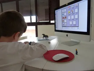 Niños de primaria usando el ordenador en clase. Foto EP