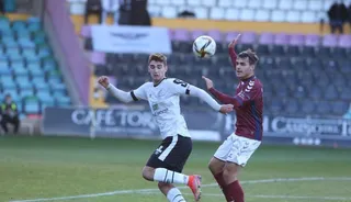 Manín, en el choque ante el Pontevedra | FOTO SALAMANCA24HORAS.COM