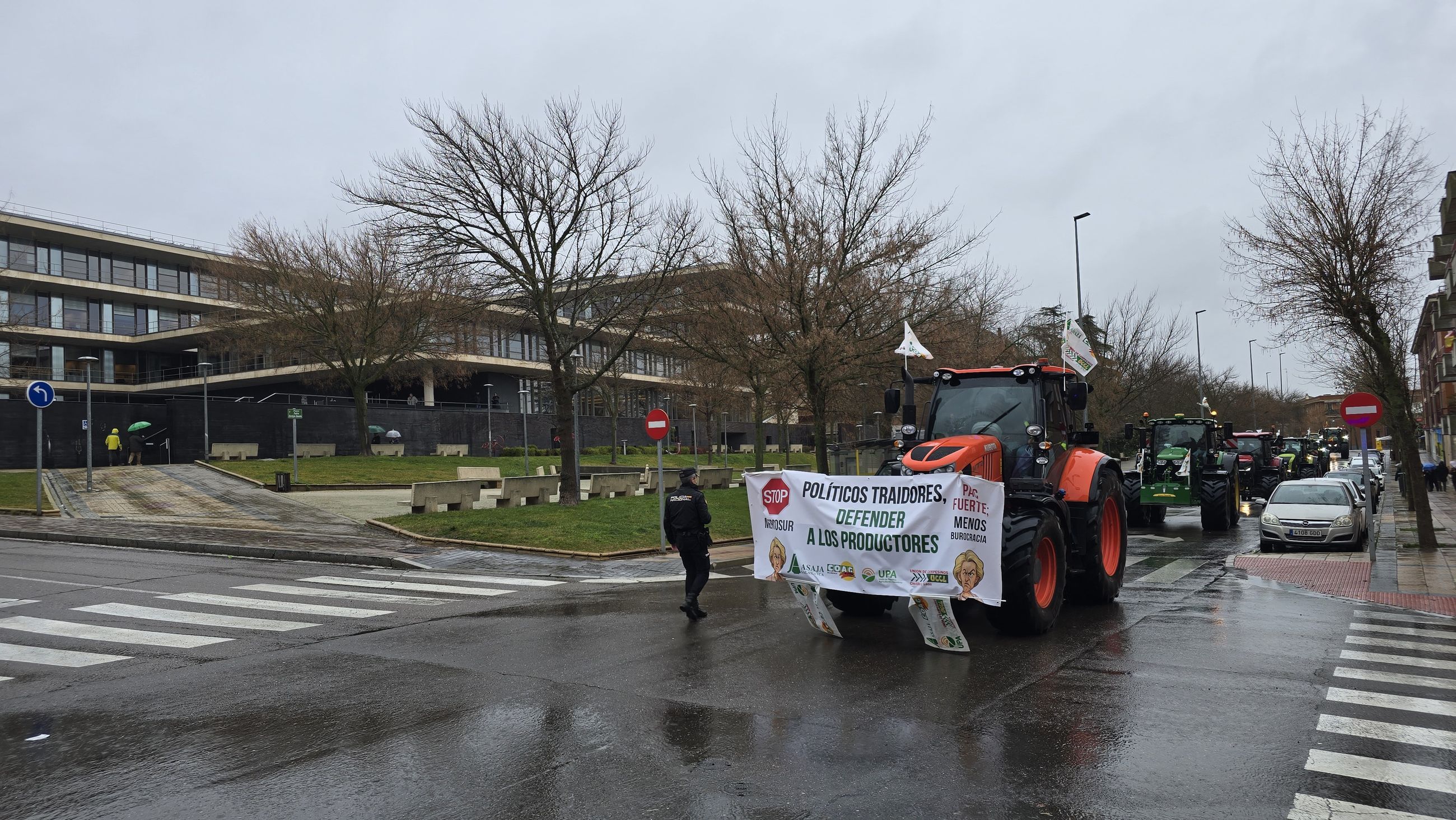 En imágenes la marcha con tractores y vehículos de campo en Salamanca en protesta contra Mercosur